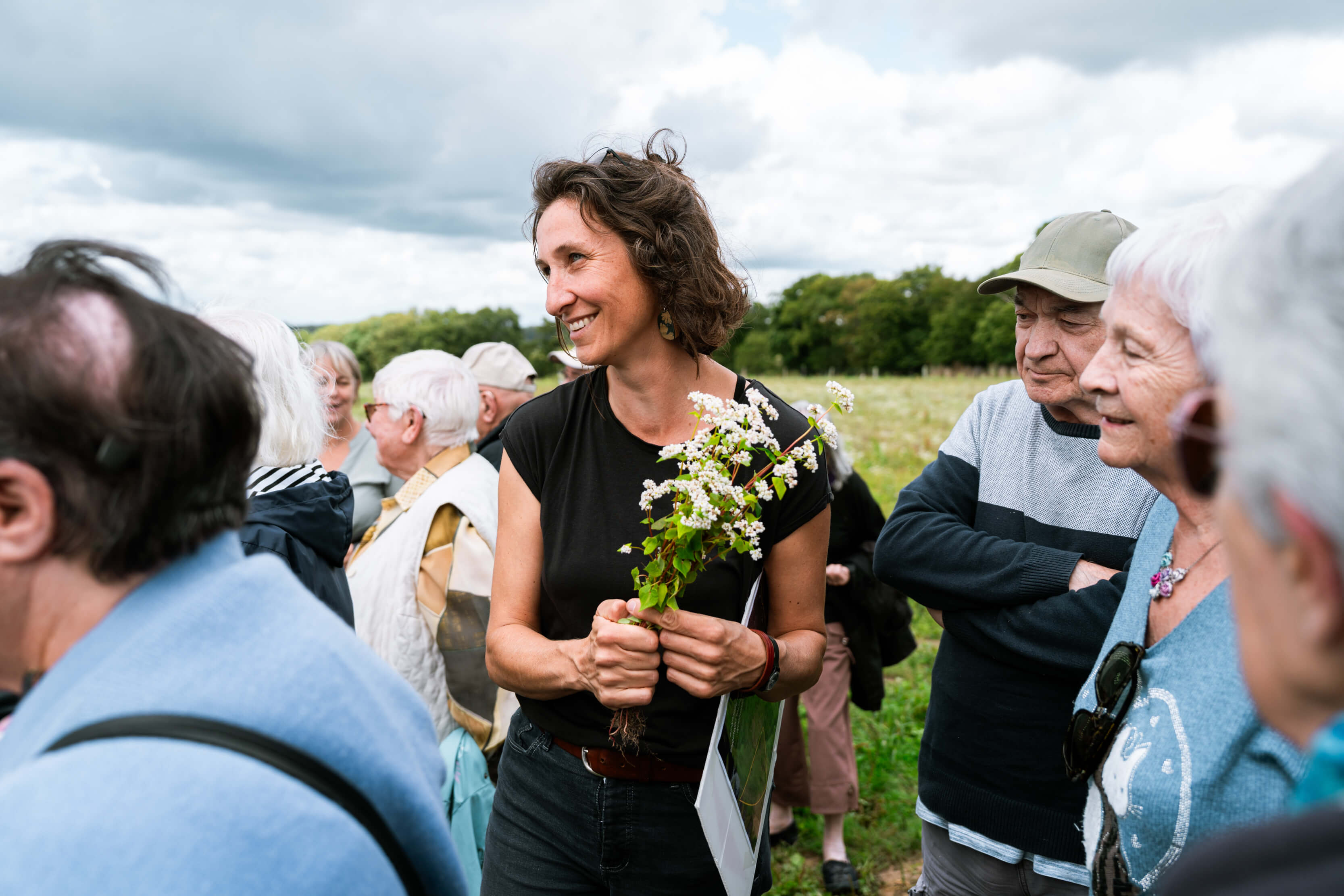 Chloé Pétetin, chargée de mission alimentation durable, présente la production de la ferme aux résidents.

