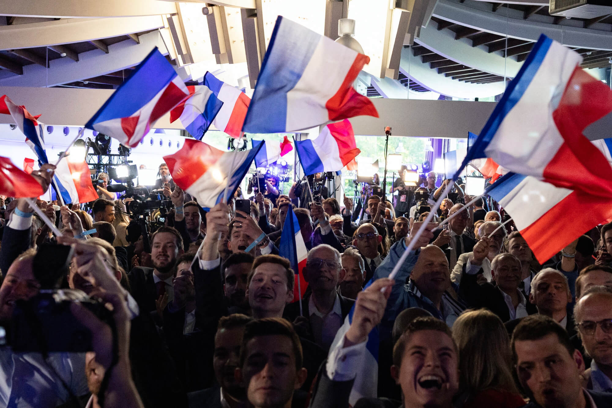 Au QG du Rassemblement national, les militants célèbrent les bons scores de leur parti aux européennes, le 9 juin 2024. (ANDRE PAIN / EPA / MAXPPP).